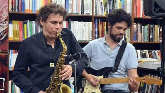 Bernardo Monk y el guitarrista mendocino Agustín Leal.