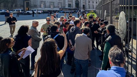 Periodistas esperan en la entrada de la Casa Rosada en Buenos Aires (Argentina). La Asociación de Entidades Periodísticas Argentinas (ADEPA), que reúne a 180 empresas periodísticas, expresó su máxima preocupación ante la decisión del Gobierno de Javier Milei de bloquear el acceso de los periodistas acreditados a la Casa Rosada, sede del Ejecutivo argentino.&nbsp;