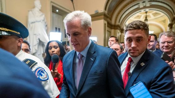 El ex presidente republicano de la Cámara de Representantes Kevin McCarthy (C) camina hacia su oficina luego de una votación en la Cámara que dejó vacante su liderazgo en el Capitolio de los Estados Unidos en Washington, DC. Foto: EFE/EPA/SHAWN THEW