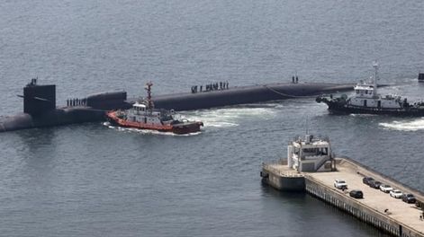 El submarino de propulsión nuclear porta misiles guiados estadounidense USS Michigan (SSGN-727), de la clase Ohio, atracando en una base naval de la ciudad de Busan, Corea del Sur.