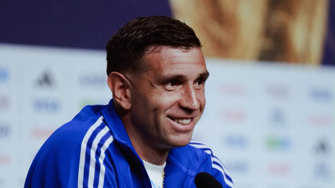 Dibu Martínez llegó al país, confirmó que sigue en la Selección y apoyó la decisión de Lionel Scaloni.