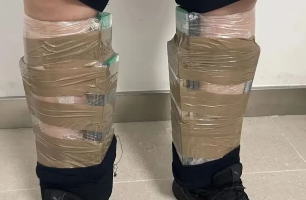 El hombre vestía una remera de mangas cortas y no llevaba abrigo. Pero las autoridades aeroportuarias notaron que la parte baja de su cuerpo se veía desproporcionada. Foto: Cnbeta