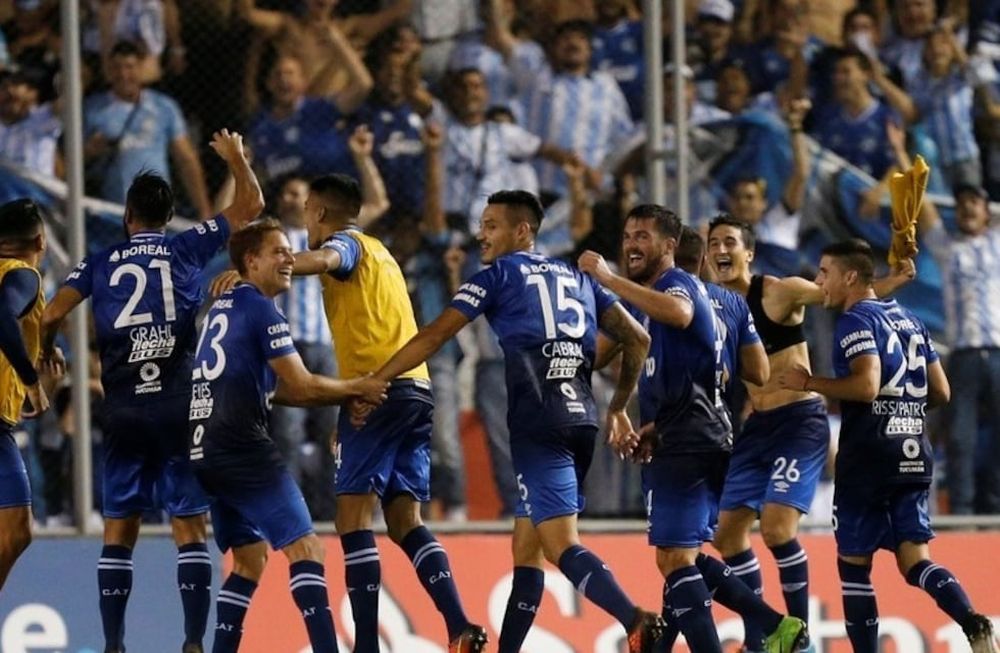 El “Decano” hizo historia y se metió en octavos de la Libertadores