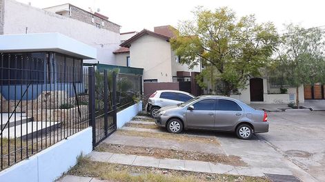 Los Andes | La familia habitaba uno de los cuatro departamentos de un complejo ubicado en calle Cerro Tolosa, en LasTortugas. Foto: Mariana Villa / Los Andes