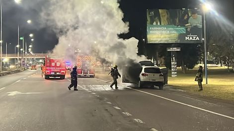Los Andes | Susto de madrugada en el Acceso Este por una camioneta incendiada