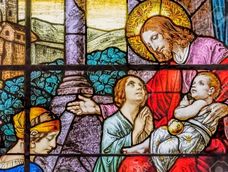 Jesús y los niños pequeños. Detalle del vitral de Franz Meyer (Alemania), de 1920. Obra expuesta en uno de los ventanales de la iglesia católica Gesu, en Miami, Florida.