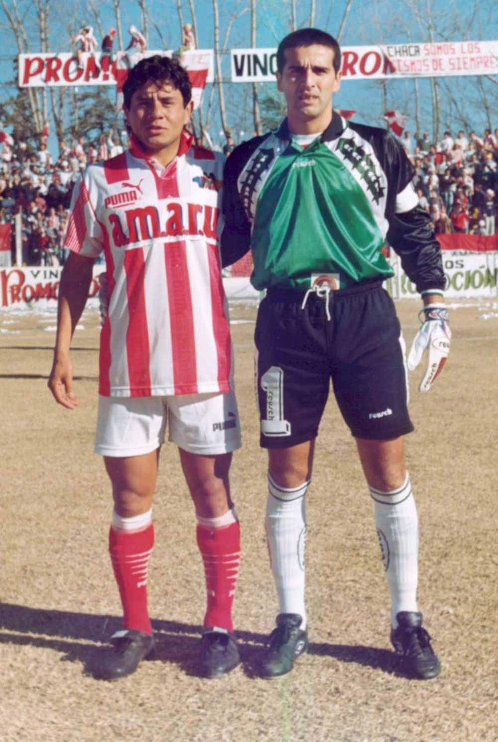 Corrales con el buzo de arquero de Atl&eacute;tico Club San Mart&iacute;n, el d&iacute;a del ascenso en San Rafael
