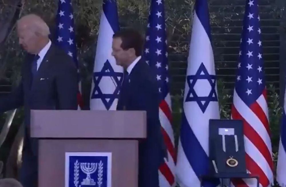 Joe Biden volvió a saludar a la nada. / Foto: captura de video