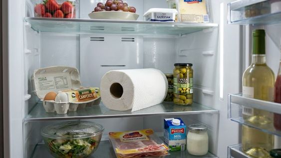 Dentro de la heladera, el papel intenta evitar el desperdicio de alimentos.