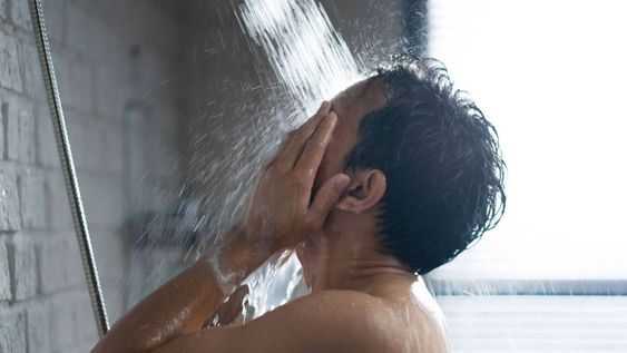 La terapia de agua fría, no helada, supone múltiples beneficios para la salud.