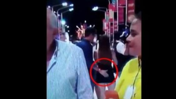 El actual intendente de Concordia, Enrique Cresto, fue filmado cuando manoseaba la cola de una joven cronista que lo estaba entrevistando. Gentileza: Digital Press.