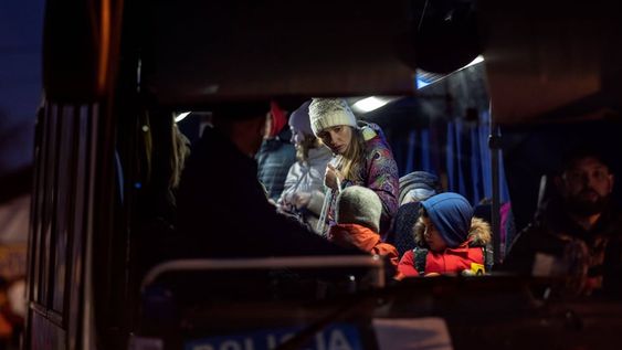 Refugiados que huyeron de Ucrania a Polonia. Este sábado, siete civiles murieron mientras intentaban escapar de una ciudad en la región de Kiev. (AP Photo/Petros Giannakouris)