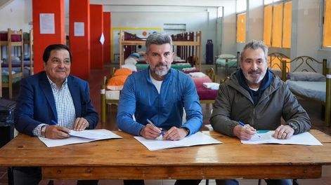 Julio Cortes, presidente del barrio privado Dalvian, el intendente de Ciudad, Ulpiano Suarez, y el presidente de Grupo América, Daniel Vila, en la inauguración del &quot;Refugio Azul&quot; que funcionará en el Estadio Bautista Gargantini.