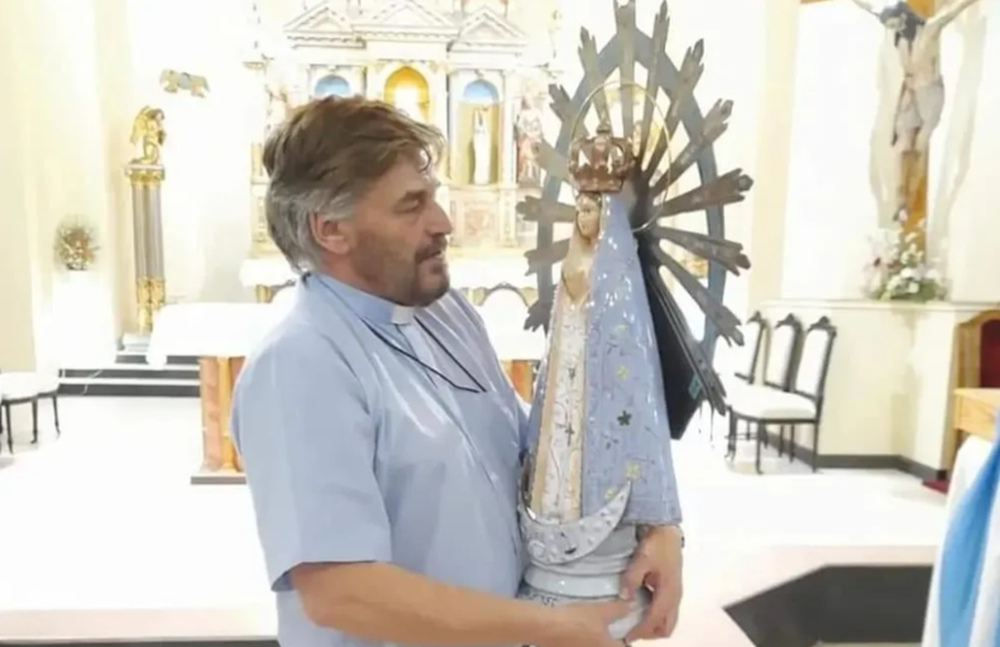 El exorcista que lleva más de 20.000 casos: historias entre vómitos extraños, levitaciones y 