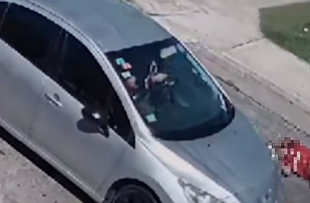 El hecho ocurrió en la calle Arredondo entre Sarmiento y Anatole France, cuando un ex policía disparó contra dos personas que según denunció, se tiraron sobre su auto.Foto: Captura video