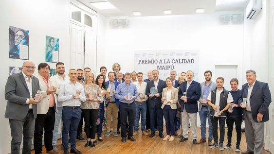 El intendente de Maipú, Matías Stevanato, junto a sus pares predecesores, hicieron entrega de la 1° edición de los Premio Calidad Maipú a 25 empresas.