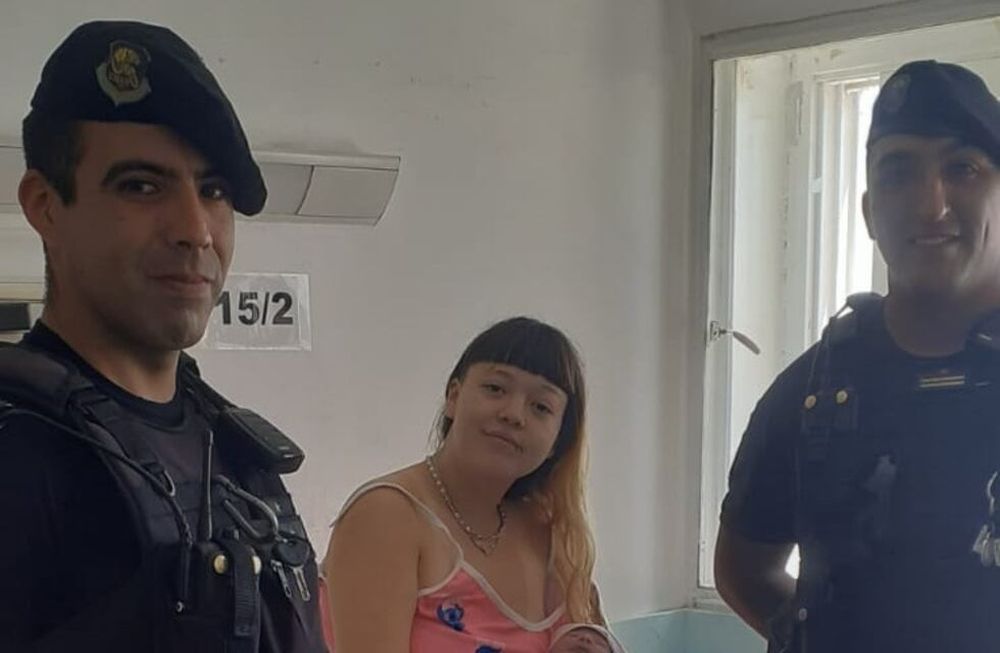 La valiente madre, junto al recién nacido y a los dos policías que la asistieron. Gentileza
