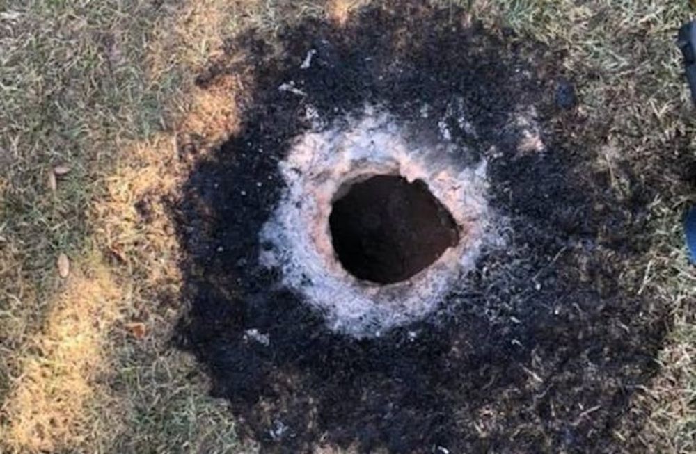 Investigan un misterioso agujero en la tierra que lanzó fuego por 40 minutos en EEUU