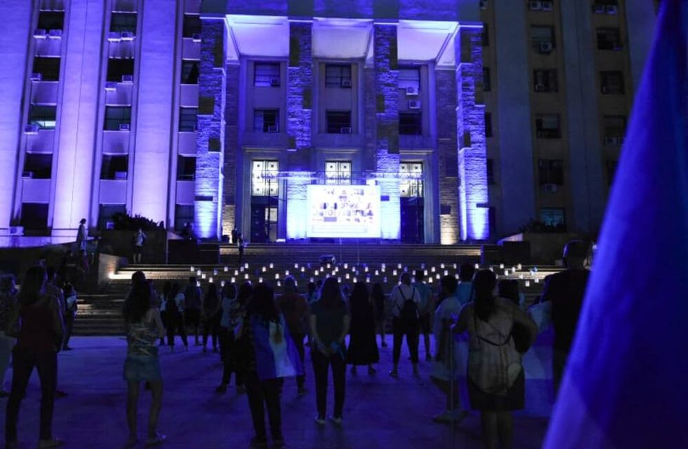 Con velas y los colores celeste y blanco, las organizaciones se reunieron en Casa de Gobierno para protestar contra la legislación de la Interrupción Voluntaria del Aborto. - Mariana Villa / Los Andes