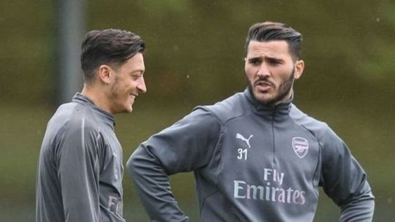 Intentaron asaltar a Mesut Özil, pero lo salvó un compañero