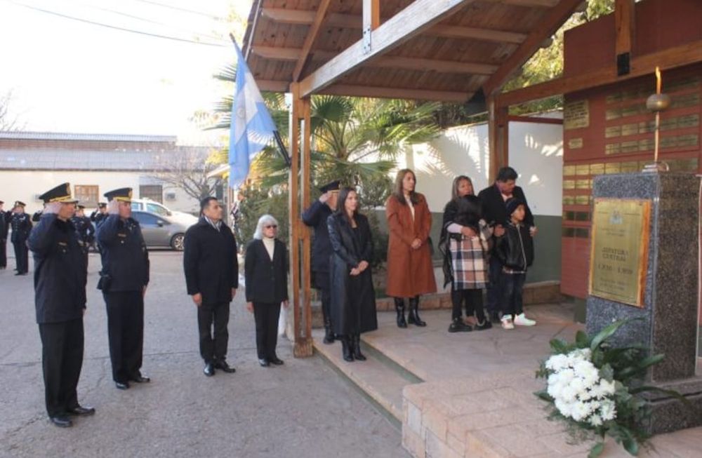 El Ministerio de Seguridad y Justicia de Mendoza homenajeó al policía Leonardo Exequiel Alarcón Quiroga, quien murió el pasado 3 de mayo en el Acceso Sur. - Foto: Ministerio de Seguridad y Justicia