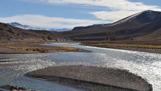 El agua que corre “sin tener pies” por canales, diques y acequias, simboliza el triunfo de su trabajo y esfuerzo para transformar el desierto en oasis / Archivo
