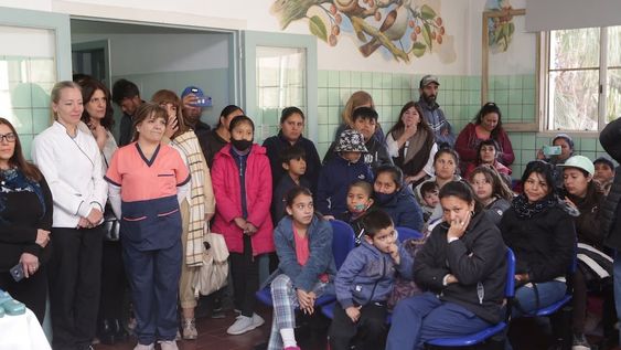 La ministra Ana María Nadal y el director General de Escuelas, José Thomas, participaron de la entrega de 60 pares de lentes a niños y niñas que son parte del Programa Provincial de Integración Social y Sanitaria. Fue en la Escuela Hogar Eva Perón.