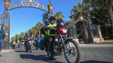 Encuentro de motoqueros en Mendoza: partieron de los portones del parque hacia la montaña.