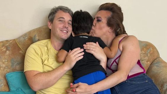 Lizy Tagliani y Sebastián Nebot junto a su hijo.&nbsp;