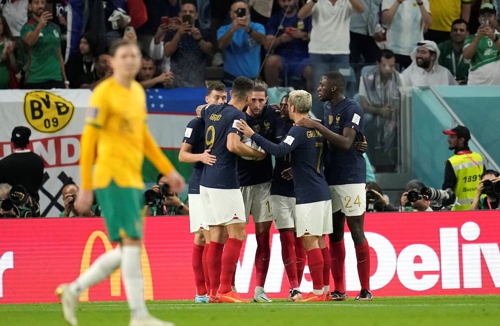 Francia empezó perdiendo contra Australia, pero en cinco minuto lo dio vuelta y gana en su debut en el Mundial de Qatar 2022. (AP)