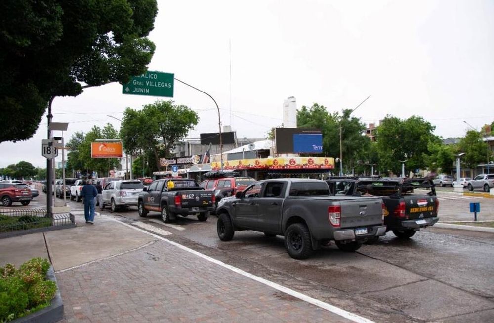 Apasionados del off road y la solidaridad: Beduinos 4x4 colaboró con una escuela rural en Alvear