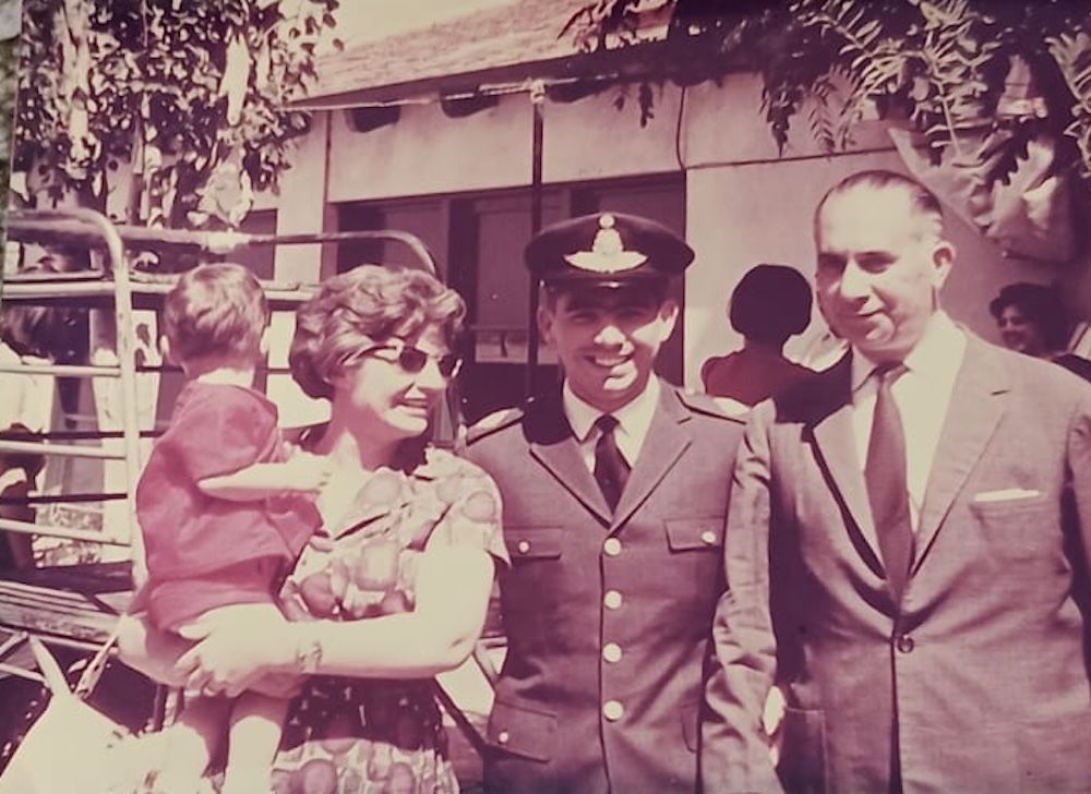 Despedida.  En la base de El Plumerillo, el cadete Enrique Miguel Páez, de 22 años, junto a su padres, Inés Araujo y el periodista José Miguel Páez Herrero, el 31 de octubre de 1965.  