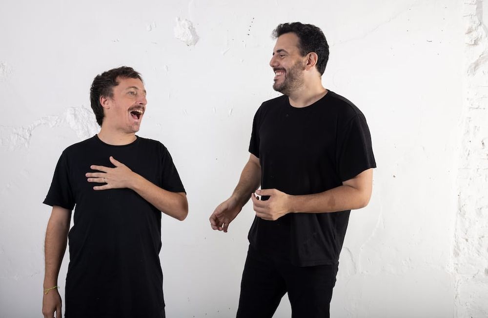 Martín Carabal y Tomás Quintín presentan su show de humor en Mendoza.