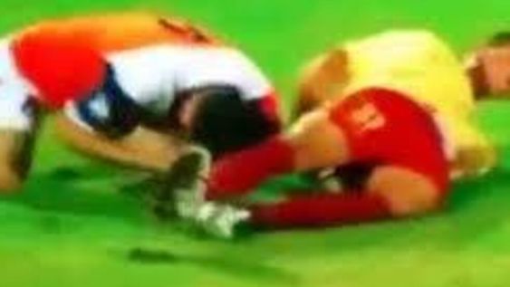 Enfurecido, un futbolista reaccionó porque un rival le manoseó la cola