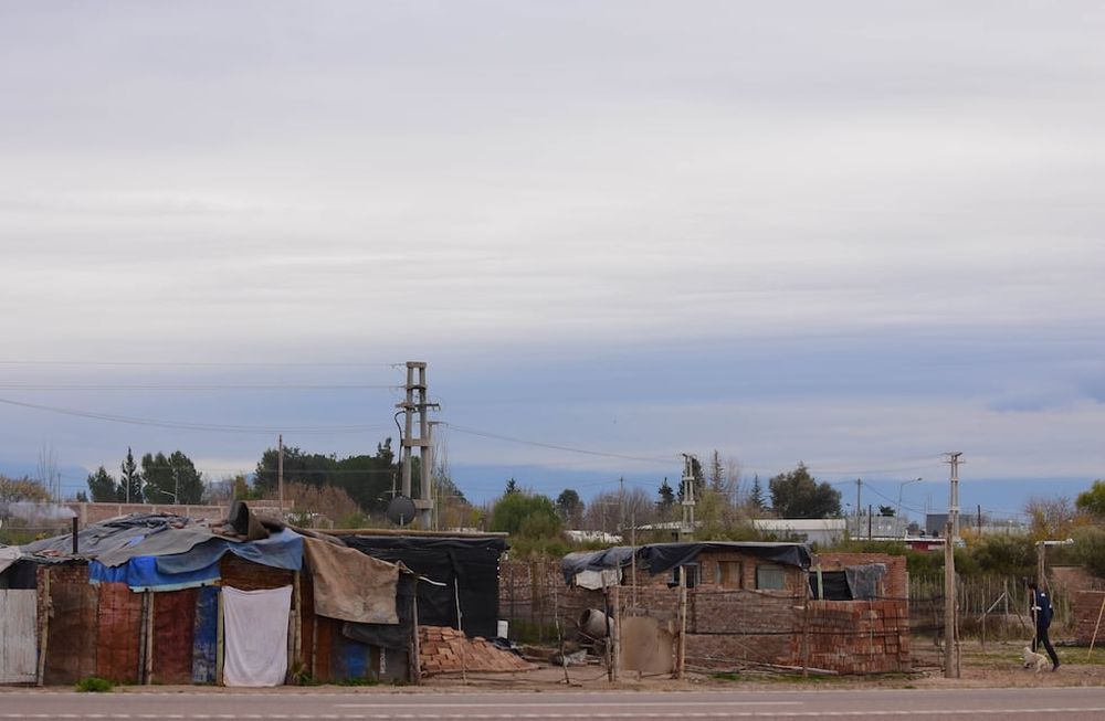 Las disposiciones de orden público, hará posible la mejora paulatina del abultado número de barrios populares de la provincia. / Foto: Marcelo Rolland.