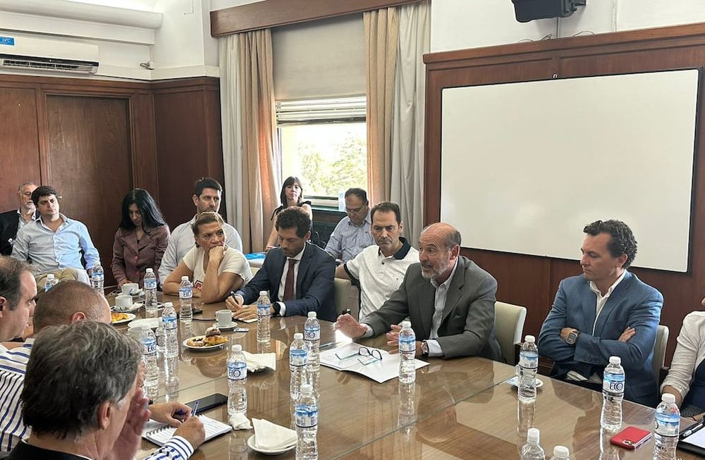 La reunión entre el ministro Rodolfo Vargas Arizu y las cámaras empresarias se realizó en el salón de acuerdos del Ministerio de la Producción.