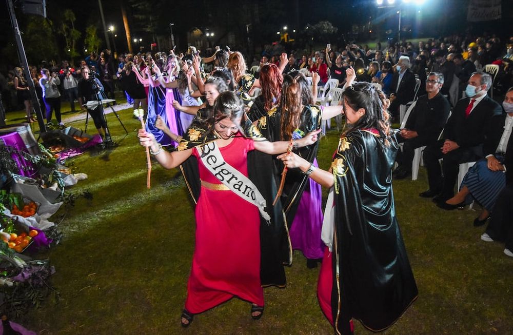 La fiesta de la polémica elección se hizo en el Museo del Vino, que pertenece a la comuna de Maipú, gobernada por el Frente de Todos. En primera fila se ven a Marcelo Romano (Partido Verde) y al intendente Matías Stevanato (Frente de Todos). foto: Mariana Villa / Los Andes