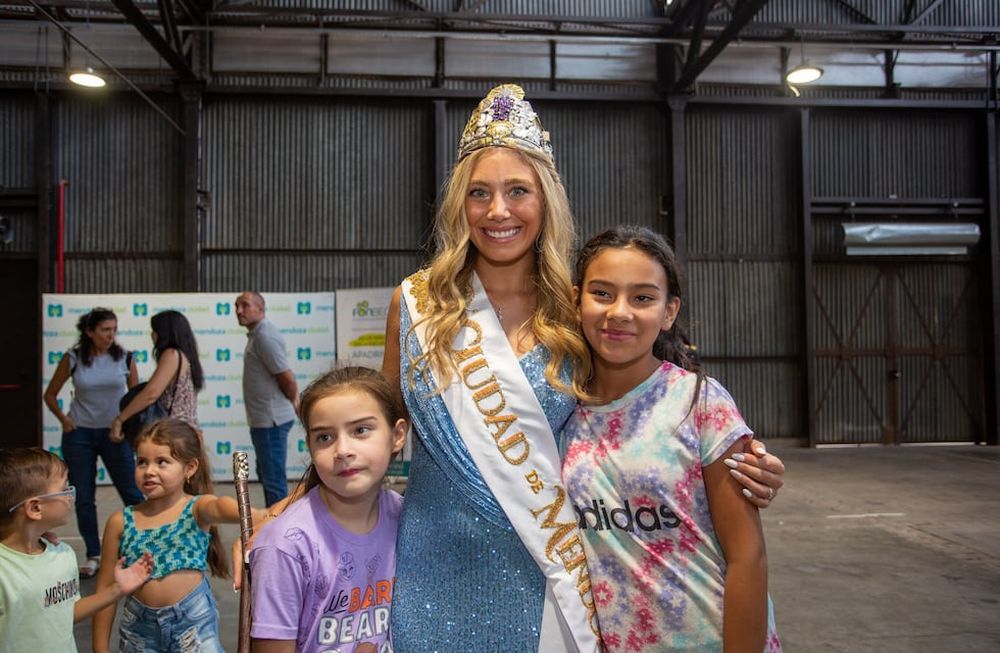 El intendente y la reina de la Ciudad participaron de la entrega de kits escolares de FONBEC