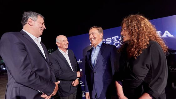 El intendente de Las Heras Daniel Orozco, Bernardo Lanzilotta del Fondo Vitivinícola, el gobernador Rodolfo Suarez y la ministra Nora Vicario.