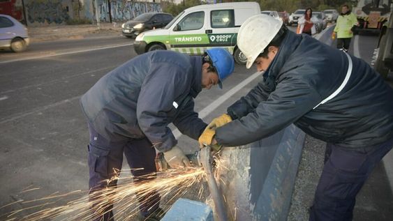 Chocó contra un poste de luz dejó sin luz a un barrio y hay caos vehicular en el Corredor del Oeste. Orlando Pelichotti / Los Andes