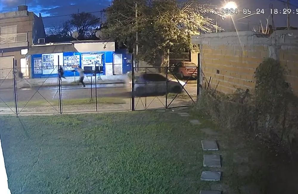 El momento en el que el colectivero le dispara al motochorro. Gentileza: Captura de video.