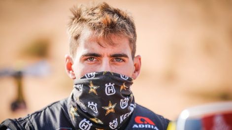 Luciano Benavides se cayó durante la novena etapa para las motos, tuvo una lesión en el hombro y debió desertar.