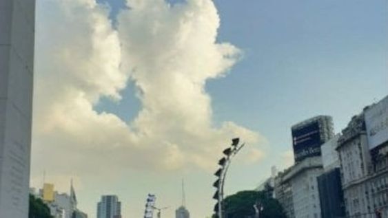 El día del velorio de Maradona, apareció las nubes formaron una imagen similar al al 10 levantando la Copa del Mundo. Impactante. / Gentileza.