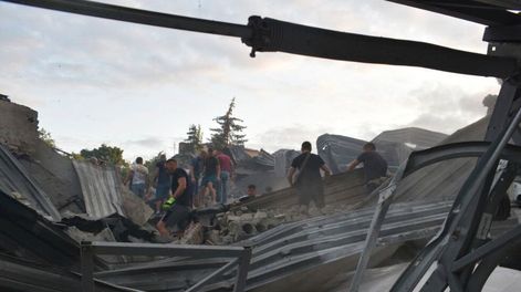 Los Andes | En esta imagen, distribuida por la Policía Nacional de Ucrania, varias personas retiran los escombros en el restaurante RIA Pizza, destruido por un ataque ruso en Kramatorsk, Ucrania, el 27 de junio de 2023.