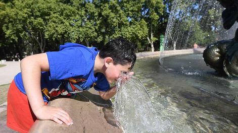 Calor en Mendoza.Se viene una semana con temperaturas mayores a 30 grados en la provincia de Mendoza.Juan Francisco junto a su papá Urbano y su hermanito Francesco se refresca en la fuente de Los Continentes en el parque General San Martín de Ciudad.
