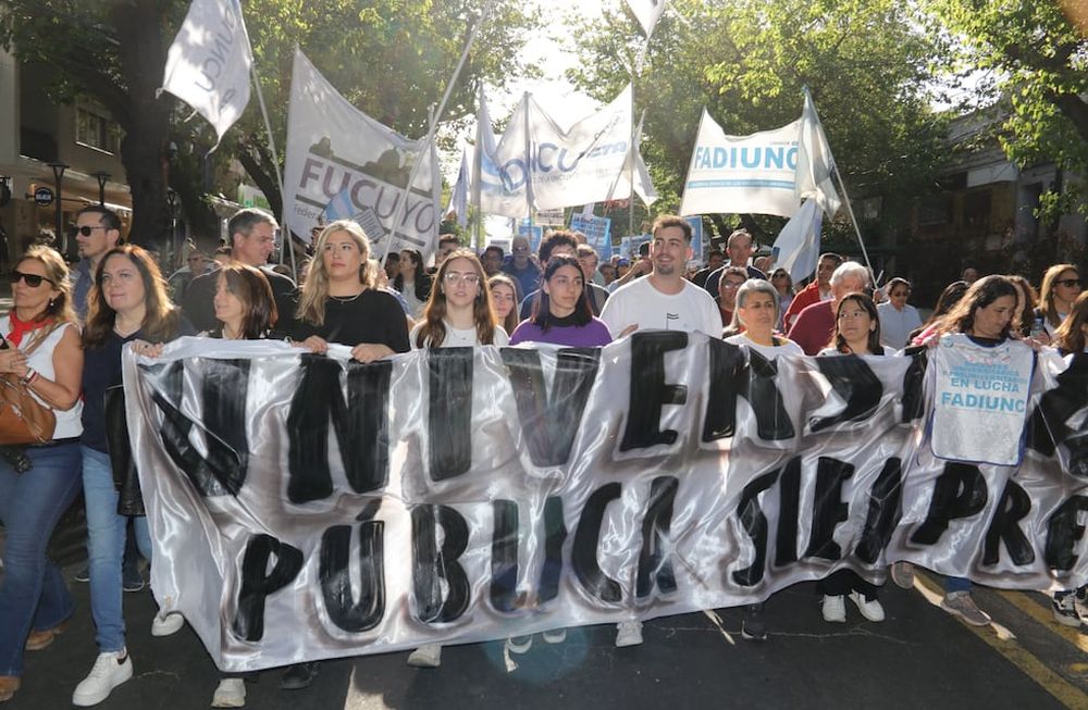 Marcha universitaria en Mendoza en defensa de la educación pública. Foto: Gentileza