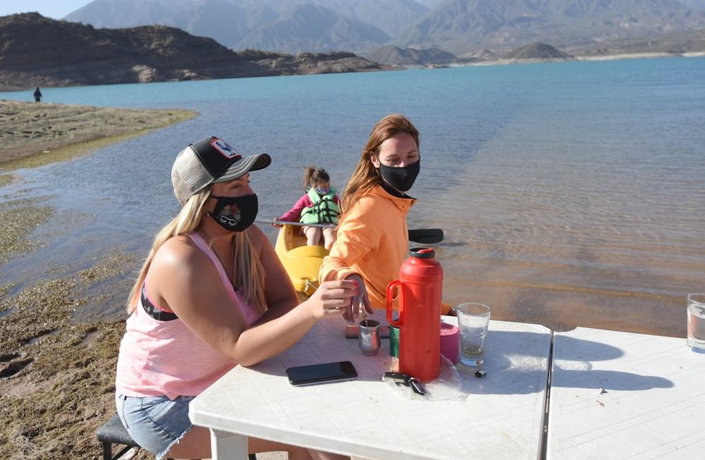 Fin de la prohibición: grupos de amigos ya pueden alquilar cabañas para hacer turismo en Mendoza