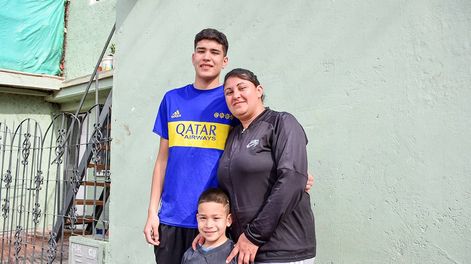 Los Andes | Franco ha sido sometido a estudios para determinar si tiene acromegalia. “Me cuesta mucho el tema de la ropa”, admite junto a su hermano Noah y su mamá. Foto: Mariana Villa / Los Andes
