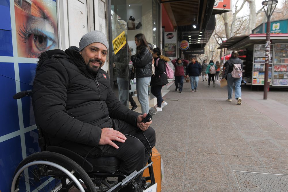 Emmanuel canta en la calle más de 8 horas seguidas para poder sostenerse económicamente.
