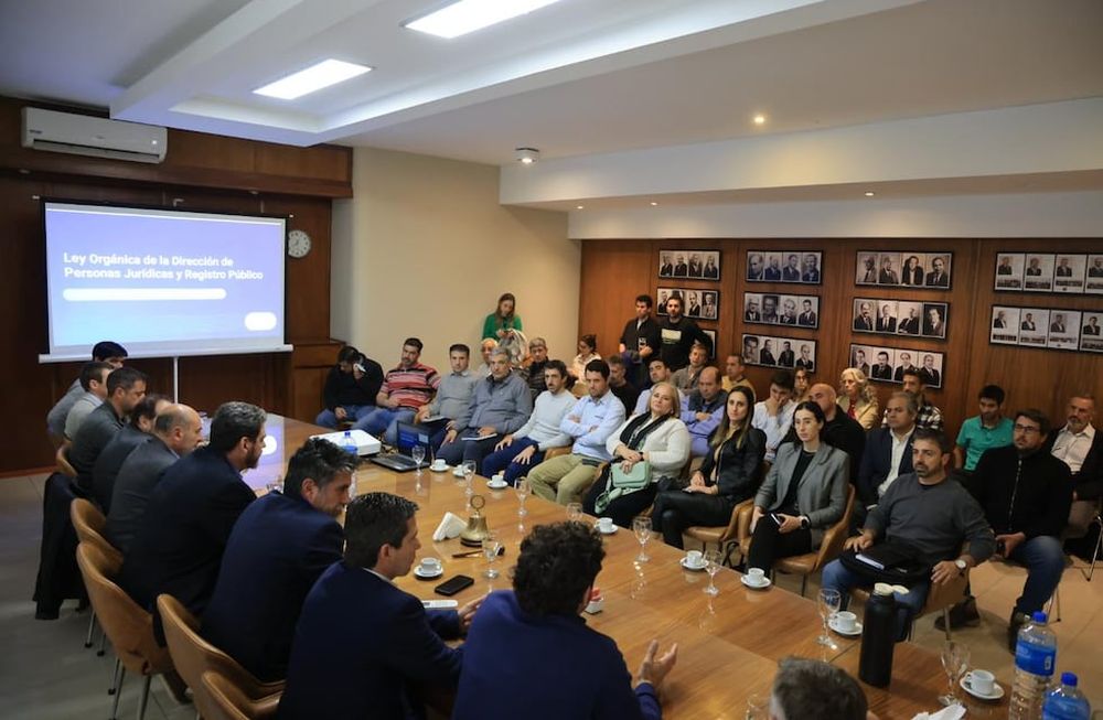 Los ministros de Producción y Gobierno comentaron ante empresarios y profesionales los beneficios de la firma digital y el nuevo proceso para inscribir empresas, entre otros.